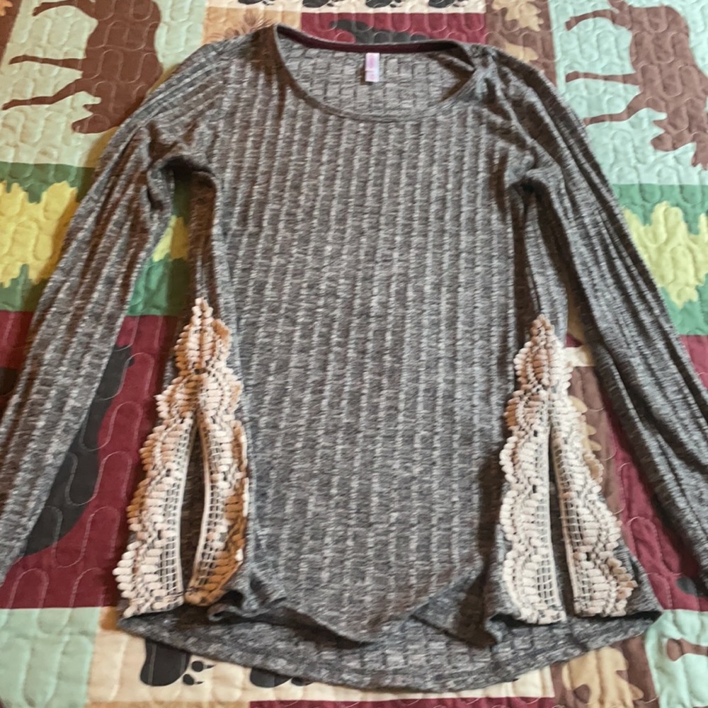 Xhilaration top with lace on each side